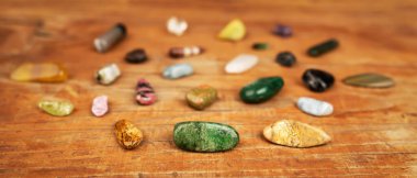 Renkli mineral taşlar, ahşap zemin üzerinde değerli taşlar. Alternatif terapi, kristal iyileştirici pankart.
