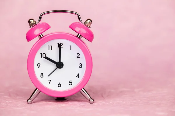 ピンクのレトロな目覚まし時計 コピースペース付きのデイライトセービング時間または幸せな朝の背景 — ストック写真