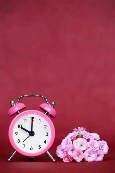 Ροζ Λουλούδια Και Ρετρό Ξυπνητήρι Άνοιξη Καλοκαίρι Κάθετη Κόκκινο Φόντο — Φωτογραφία Αρχείου