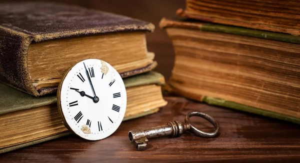 Старые Винтажные Часы Ключ Книгами Баннер Побега Комната Игры Временной — стоковое фото