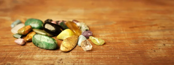 Ahşap Zemin Üzerinde Renkli Mineral Taşları Kopya Alanı Olan Gemstone — Stok fotoğraf