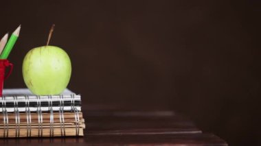 Elma, alarmlı saat ve kalemler not defterleri, eğitim, öğrenim veya okula geri dönüş