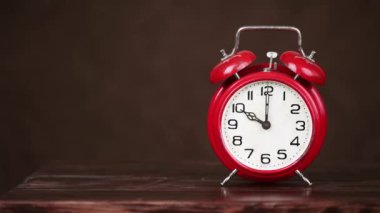 Retro kırmızı alarm saati. Kopya alanı olan gün ışığı zaman arkaplanı.