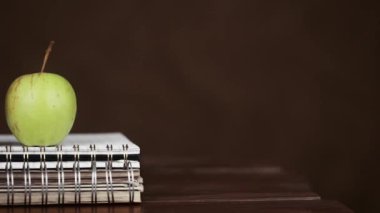 Çalar saat ve yemek günlüğünde bir elma, diyet ya da sağlıklı beslenme arkaplanı