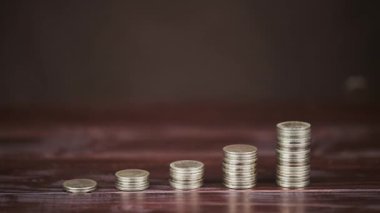 Yükselen altın paralarla dolu bir yağmur. Zenginlik, finansal özgürlük, iş başarısı geçmişi.