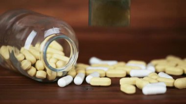 El masadaki hapların yanına asma kilit koyuyor. Uyuşturucu bağımlılığı, ilaç geçmişi.