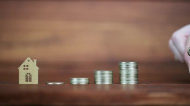 Bir el evin yanına bir anahtar ve bozuk para koyar. İpotek kredisi ya da gayrimenkul yatırım geçmişi. Ev satın alma, daire sahibi..