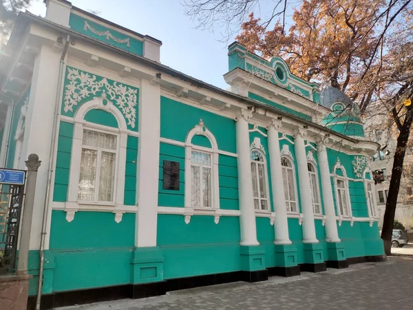 Almaty Kazachstán Listopadu 2022 Starý Obchodnický Dům Štukovými Květinovými Ozdobami — Stock fotografie