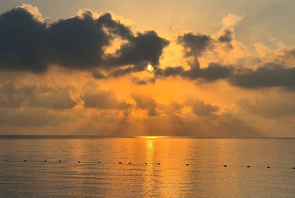 Золотой Восход Солнца Сквозь Облака Средиземном Море — стоковое фото