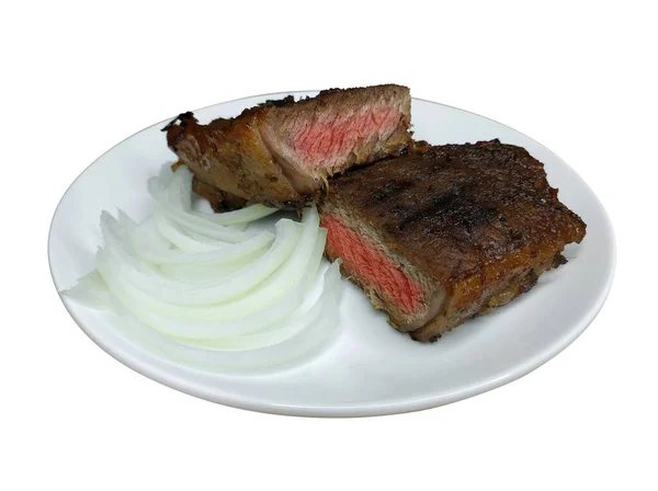 쇠고기 스테이크를 양파와 요리하였습니다 흰색으로 격리되어 있습니다 찢어진 포함함 — 스톡 사진