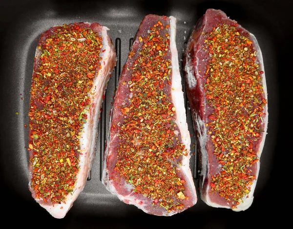 Drie Rauwe Biefstuk Met Specerijen Gekookt Een Pan Bakken — Stockfoto
