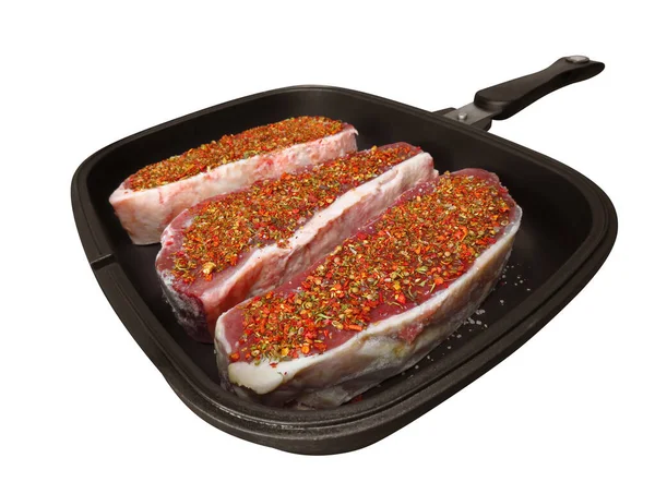 Steaks Bœuf Cru Avec Des Épices Dans Une Casserole Isolé — Photo