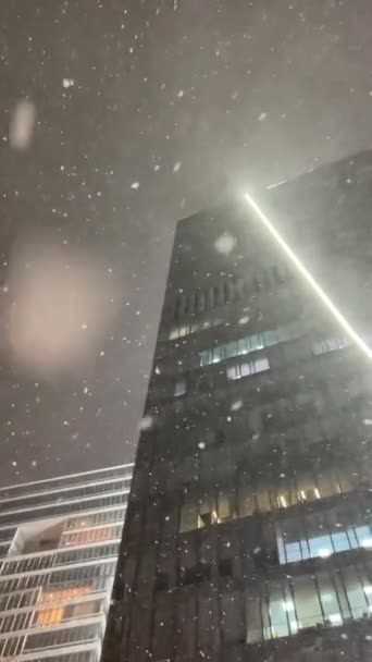 Langsam Fallender Schnee Der Nächtlichen Stadt — Stockvideo
