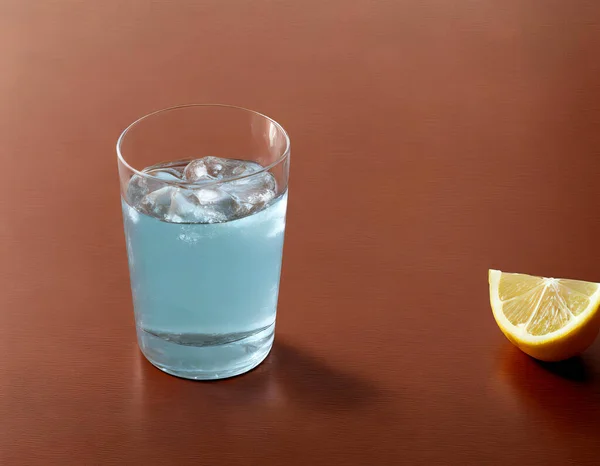 一杯冰水和一片柠檬 — 图库照片