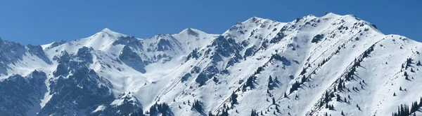 Blick Auf Die Verschneiten Berge Der Stadt Almaty Skigebiet Shymbulak — Stockfoto