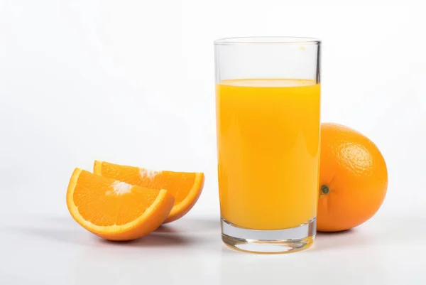 Ein Glas Orangensaft Auf Weißem Hintergrund — Stockfoto