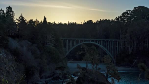 Jasny Wschód Słońca Nad Mostem Łukowym Autostrady Dzień Dniu Timelapse — Wideo stockowe