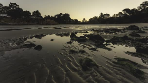日は海のビーチでこの水を明るくし始めます タイムラプス — ストック動画