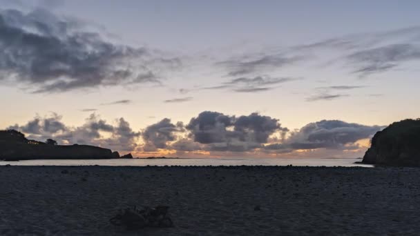 Puesta Sol Cielo Anaranjado Amarillo Una Playa Arena Oceánica Timelapse — Vídeo de stock