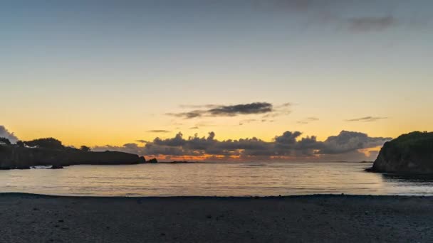 Hermosa Puesta Sol Hora Dorada Una Playa Del Océano Timelapse — Vídeo de stock