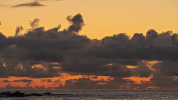天空中的橙色和黄色 夕阳西下 美国加利福尼亚州布拉格堡胡甘德尔海滩 卡斯帕 — 图库视频影像