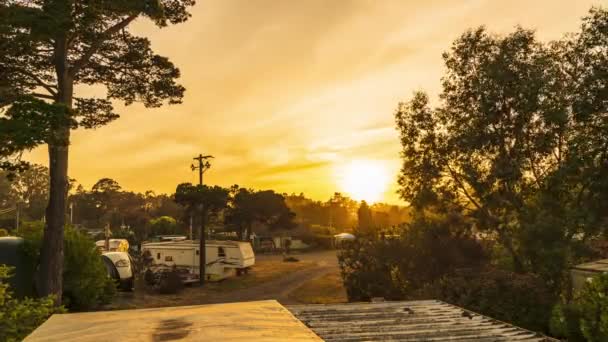 Belo Pôr Sol Amarelo Dourado Telhado Parque Reboques Timelapsefort Bragg — Vídeo de Stock