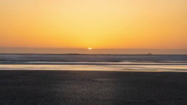 Turuncu gökyüzünden parlak sarı güneş batıyor - zaman kavramı