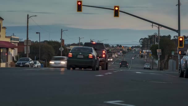 Fort Bragg Usa 2021 Semaforo Con Auto Una Piccola Città — Video Stock