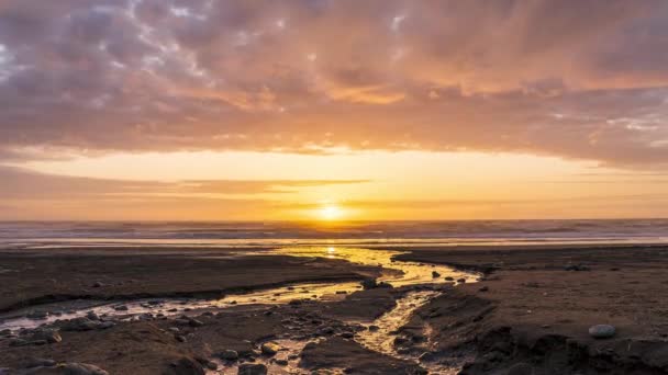 海に流れ込む小川と美しい黄金の時間カラフルな夕日 タイムラプス — ストック動画