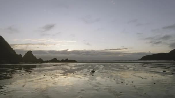 Atardecer Hora Dorada Con Nubes Reflejándose Una Playa Húmeda Marea — Vídeos de Stock