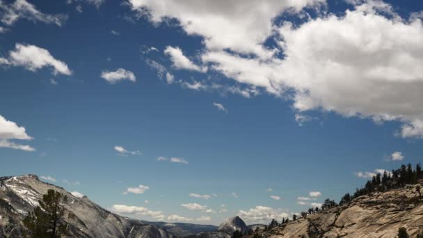 Ampia Veduta Della Yosemite Valley Half Dome Con Cielo Blu — Video Stock