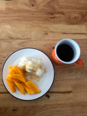 Mango Yapışkan Pirinç Kahvesi. Tayland gezisinin fotoğrafı. Kültür ve Din.
