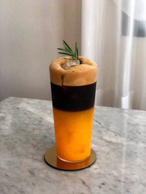 Portakallı kahve bardağı. Tayland gezisinin fotoğrafı. Kültür ve Din.