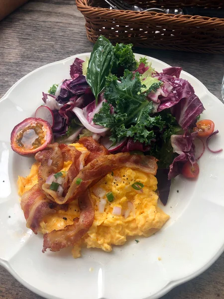 Pastırmalı yumurta salatası Asya yemeği. Tabak kafede. Tayland gezisinin fotoğrafı. Kültür ve Din.
