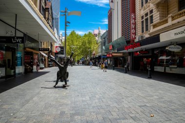 Güneşli bir günde, Perth, Avustralya 'daki bir şehir merkezinde, Ocak 2020' de, Dükkan ve Heykel ile yayalar