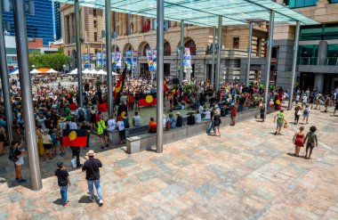 Avustralya 'daki Forrest Place Meydanı' nda Bayraklar ve Kutlamalarla Toplanma, Perth, Avustralya, Ocak 2020