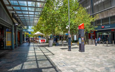 Modern Şehir Merkezi Walkway with storefronts and Pedestrians, Perth, Australia, January 2020