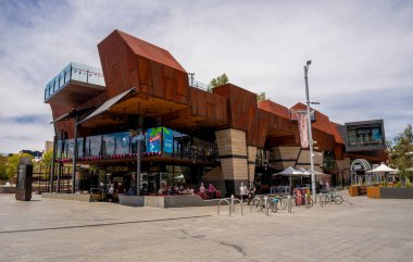 Yagan Meydanı, Perth, Avustralya, Ocak 2020 'de Modern Mimari Binası Açık Yemek ve Yenilikçi Tasarım