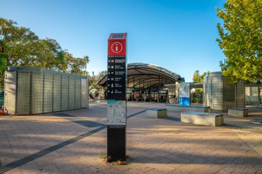 Elizabeth Quay Tren İstasyonu önündeki bilgilendirme tabelası, Perth, Avustralya, Ocak 2020