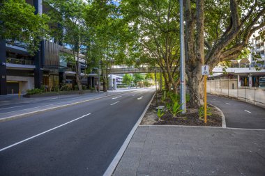 Mounts Körfezi Yolu manzaralı bir yaz güneşli gününde Elizabeth Quay yolu üzerinde, Perth, Avustralya, Ocak 2020