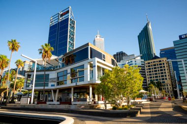 Elizabeth Quay 'den Perth CBD' ye Palm Trees ve Corporate Skyscrapers, Perth, Avustralya, Ocak 2020