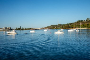 Sahne Elizabeth Quay Rıhtım Manzarası Tekneler ve Açık Mavi Gökyüzü, Perth, Avustralya, Ocak 2020