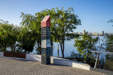 Bilgi Direği Elizabeth Quay, Perth, Avustralya, Ocak 2020 'de Rıhtım Güvertesinin yanında