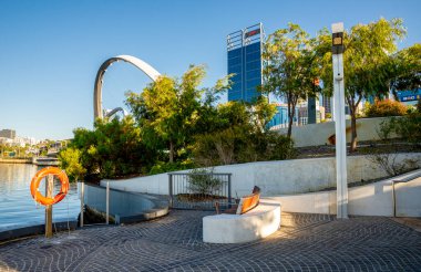 Nehirkenarı Pedestrian Köprüsü, Ağaçlar ve Benç ile Elizabeth Quay, Perth, Avustralya, Ocak 2020