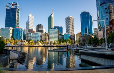 Elizabeth Quay, Perth, Avustralya, Ocak 2020 'de Canal Waters' daki Modern Şehir Rıhtımı Skyline Yansıması