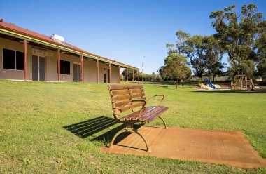 Windermere Parkı 'ndaki Wooden Bench. Oyun alanı ve Kulüp Binası, Joondalup, Avustralya, Mart 2020