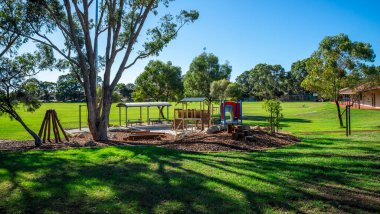 Yeşil Oval ve Ağaçlı Windermere Park Alanı, Joondalup, Avustralya, Mart 2020