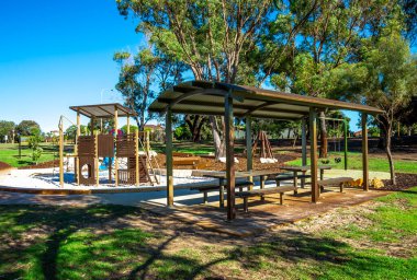 Windermere Park 'ta Tahta Oyun Alanı ve Piknik Masası Bölgesi, Joondalup, Avustralya, Mart 2020