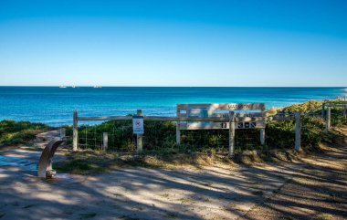 Burns Beach, Perth, Avustralya, Mart 2020 'de Marmion Sahil Parkı Eskrim ve Yürüme Yollu Huzur Sahil Manzarası