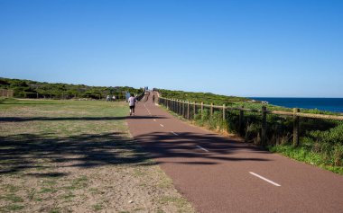 Güneşli bir günde Burns Beach, Perth, Avustralya 'da, Mart 2020' de Sahne Boyunca İnsanlar Dolaşıyor